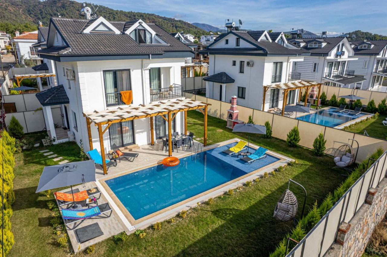 Leona - 5 Bedroom In