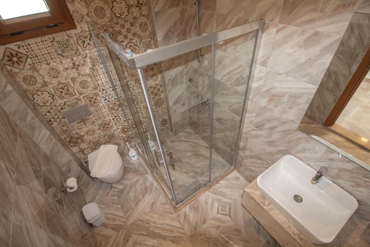 Mina Villa, Oezel Havuzlu,