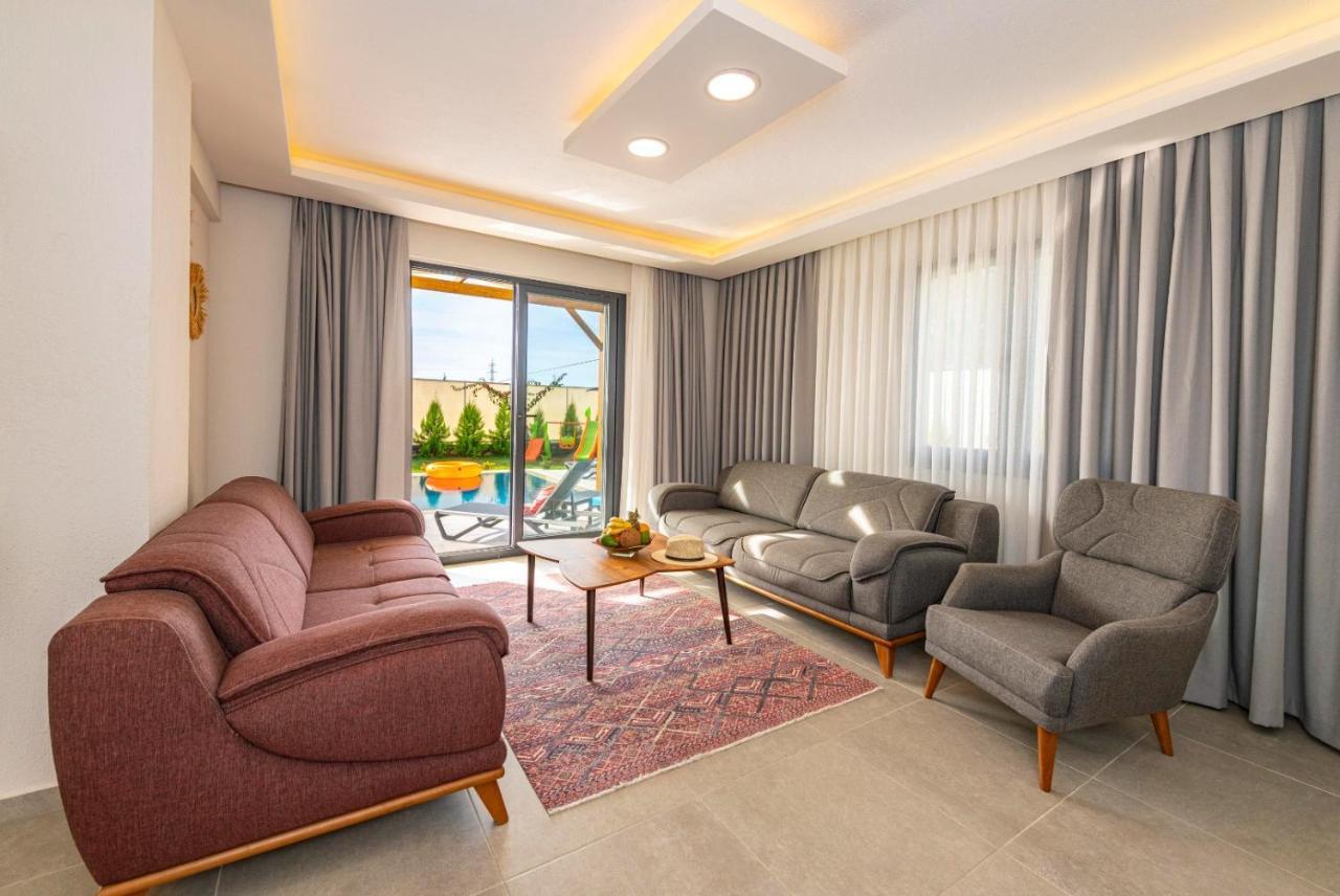 Leona - 5 Bedroom In Villa