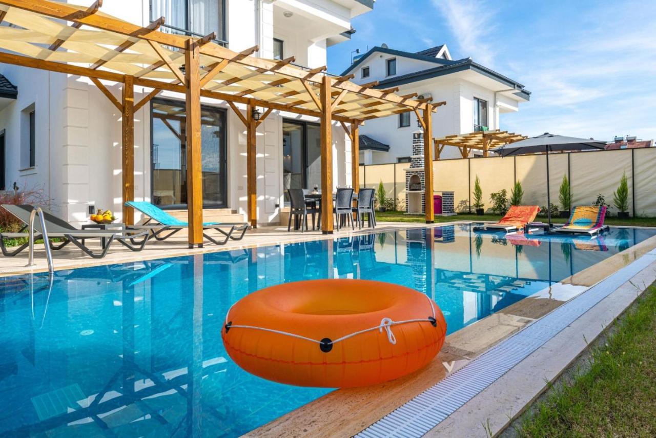 Leona - 5 Bedroom In