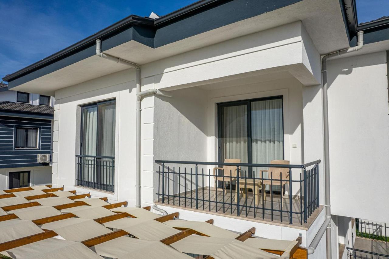 Leona - 5 Bedroom In