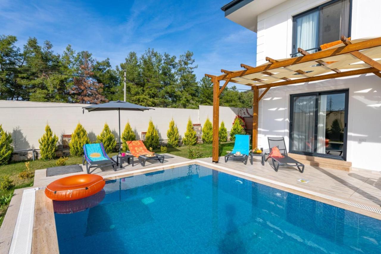 Leona - 5 Bedroom In