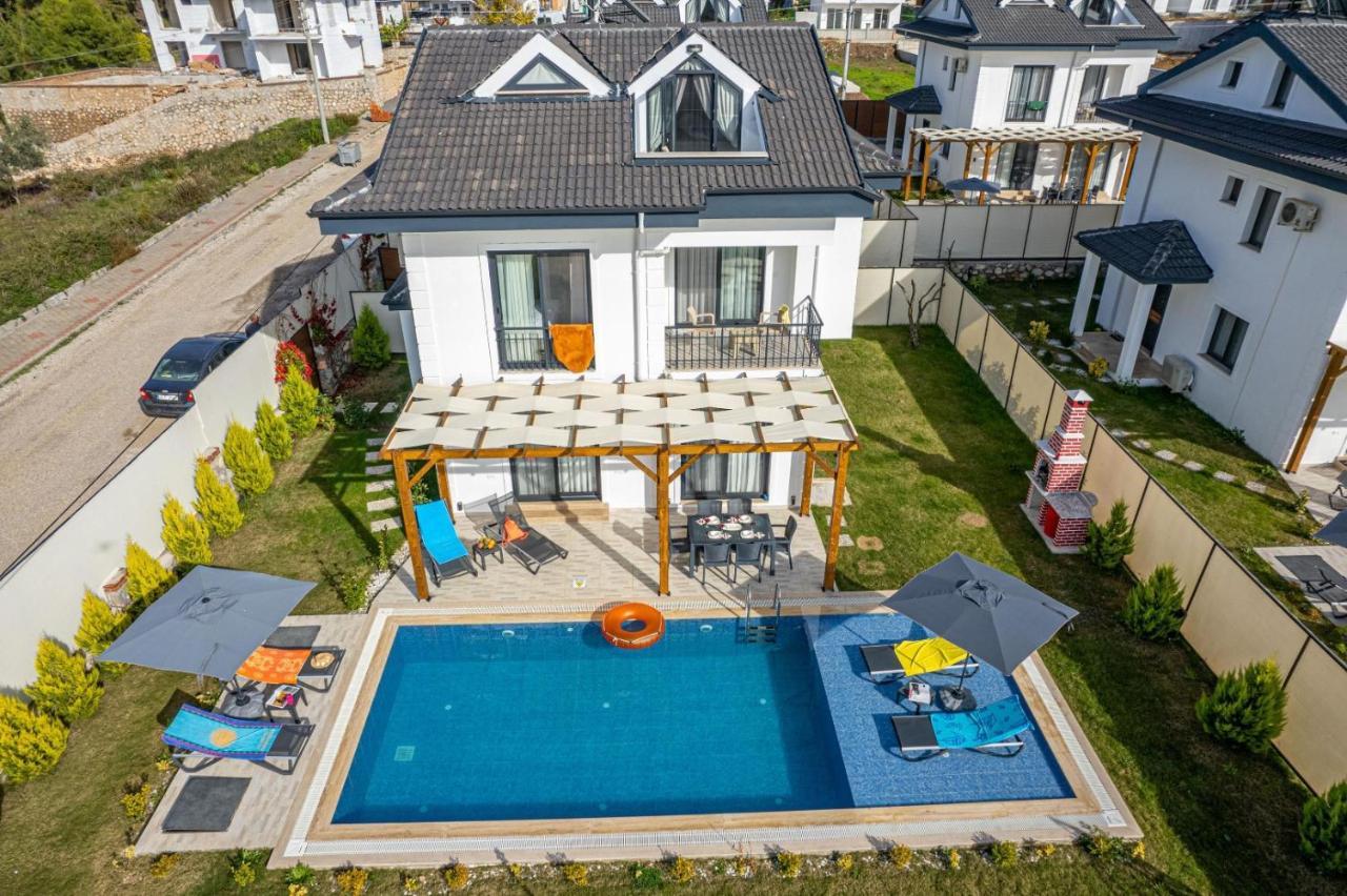 Leona - 5 Bedroom In Villa *