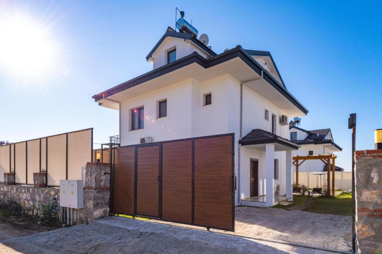 Leona - 5 Bedroom In