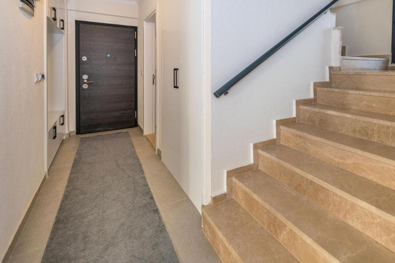 Leona - 5 Bedroom In