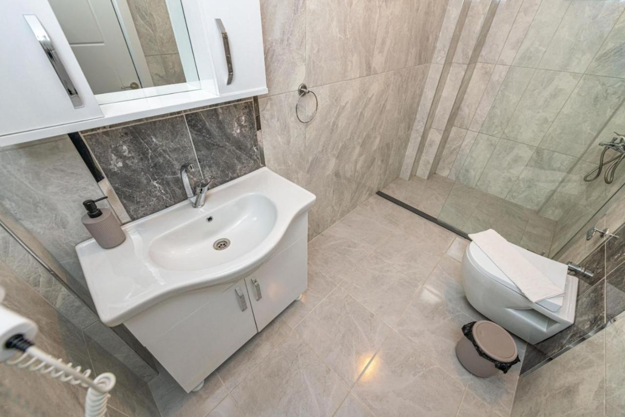 Leona - 5 Bedroom In