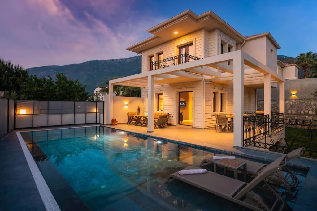 Havuzlu Korunakli Jakuzili Villa
