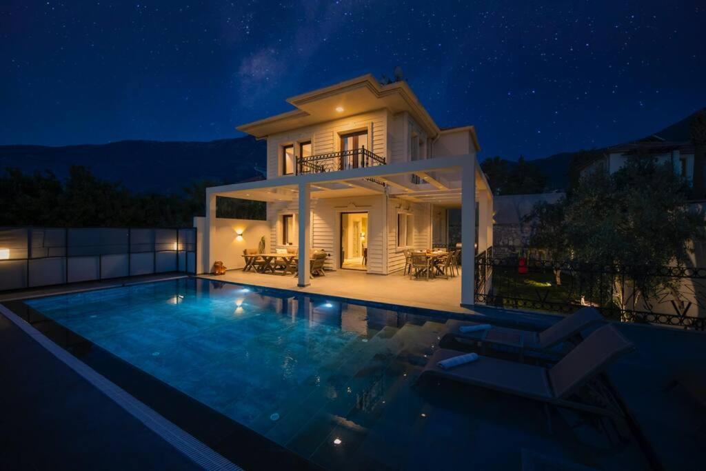 Havuzlu Korunakli Jakuzili Villa Fethiye