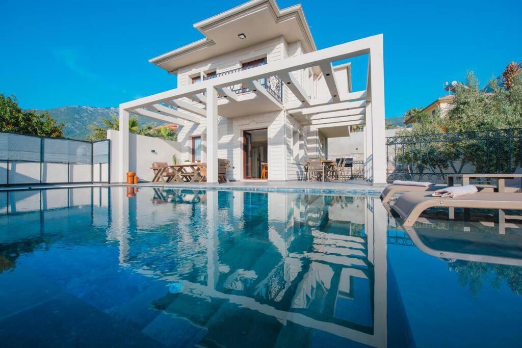 Havuzlu Korunakli Jakuzili Villa