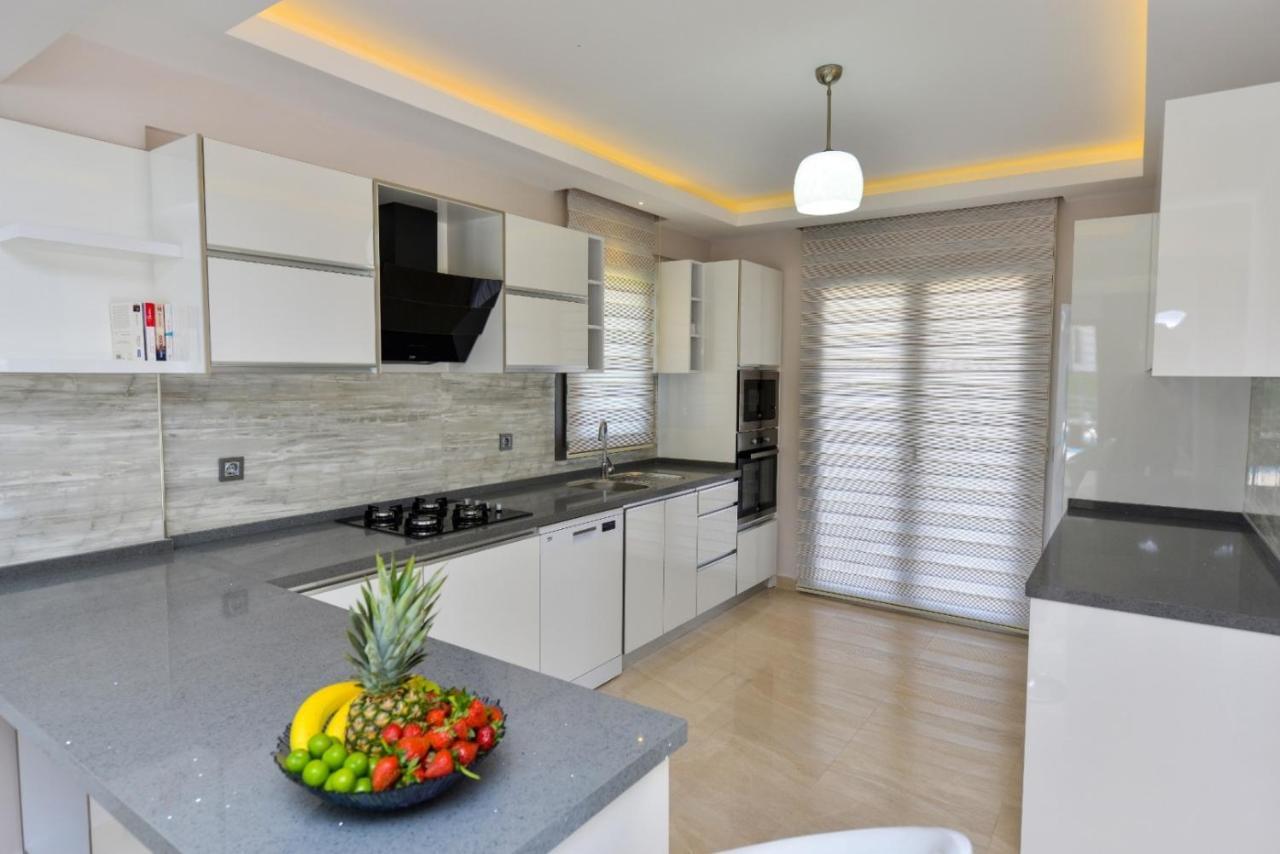 Villa Lorenzo- 4 Bedroom Holiday Villa In Hisaronu