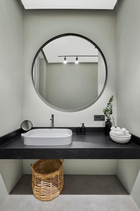 The Grey Houses - Dark Grey Villa *