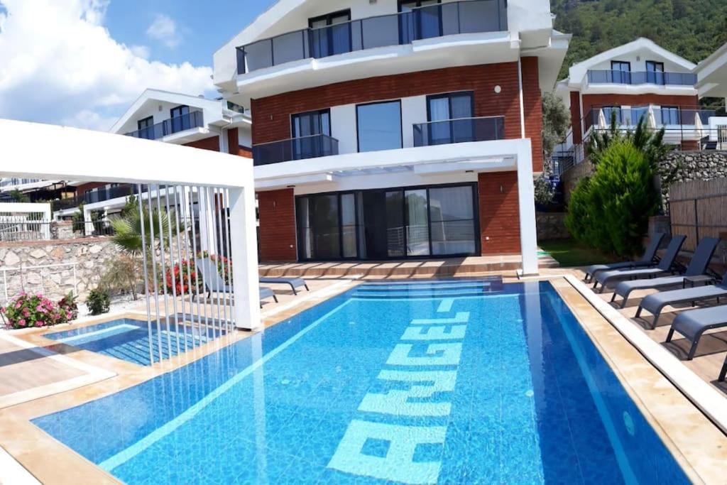 Alya, Spacious 4 Bed With Private Pool *
