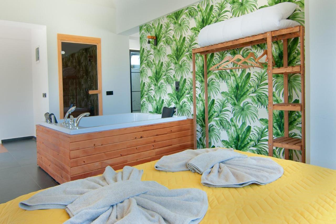 Villa Marvelous With Pool And Jacuzzi In *