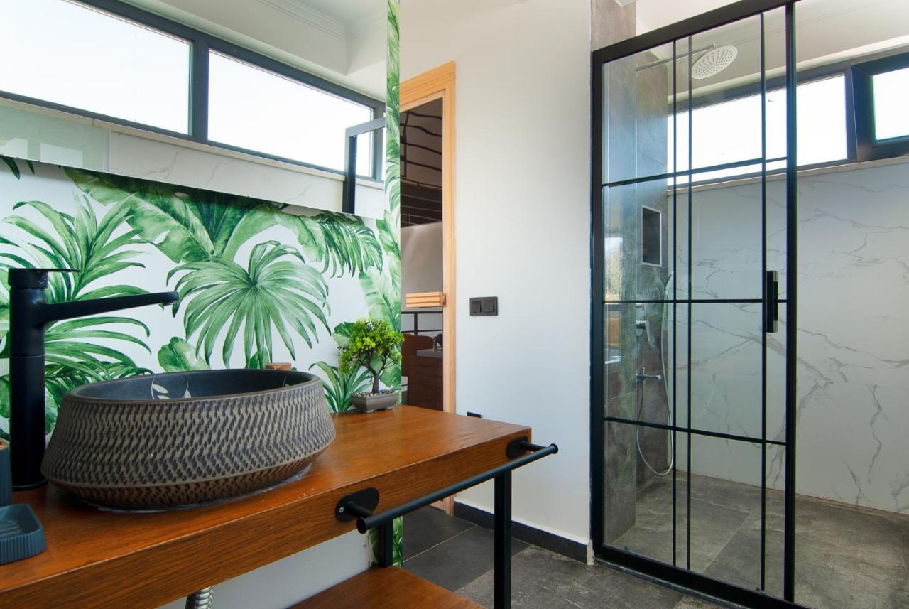Marvelous With Pool And Jacuzzi In
