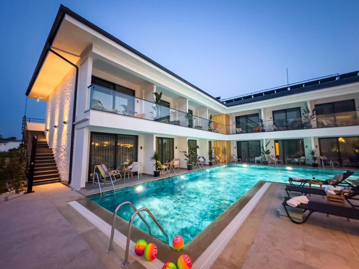 S-cape Hotel