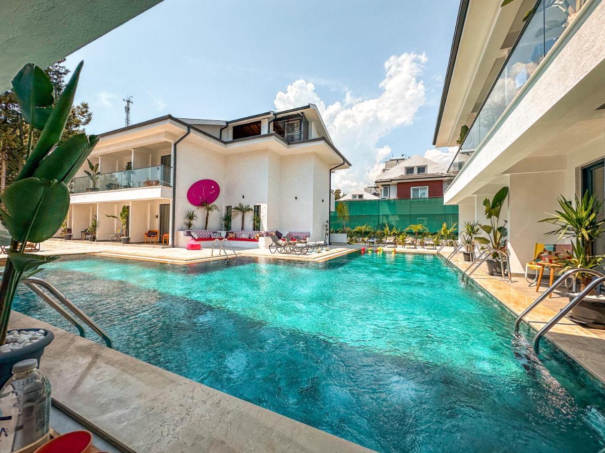 S-cape Hotel