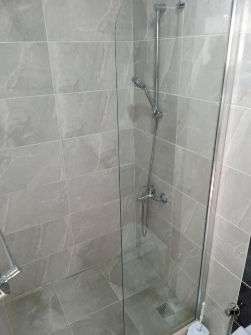 Aliya's Golden Spacious 3 Bed Apartment