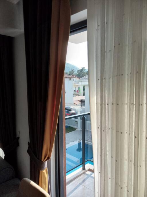Aliya's Golden Spacious 3 Bed *