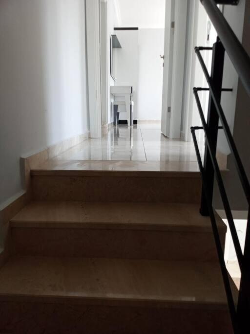 Aliya's Golden Spacious 3 Bed *