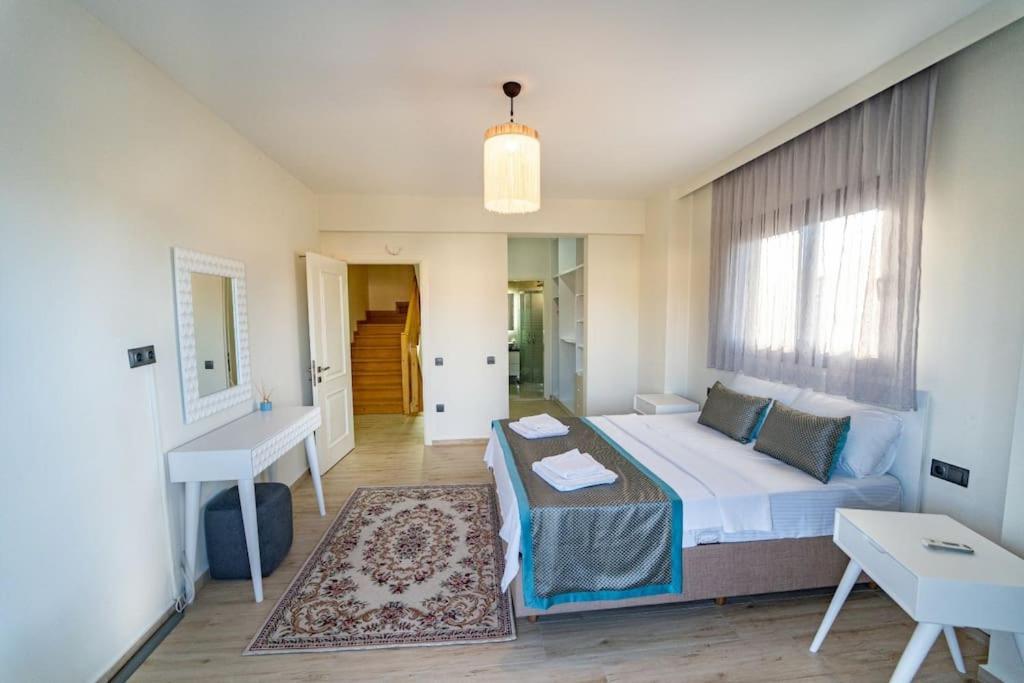 Merkezde Muhtesem Havuzlu Villa