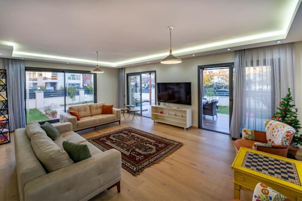 Merkezde Muhtesem Havuzlu Villa