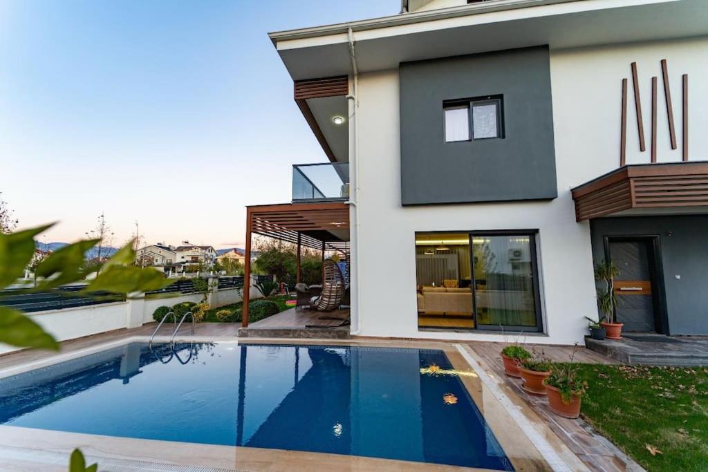 Merkezde Muhtesem Havuzlu Fethiye