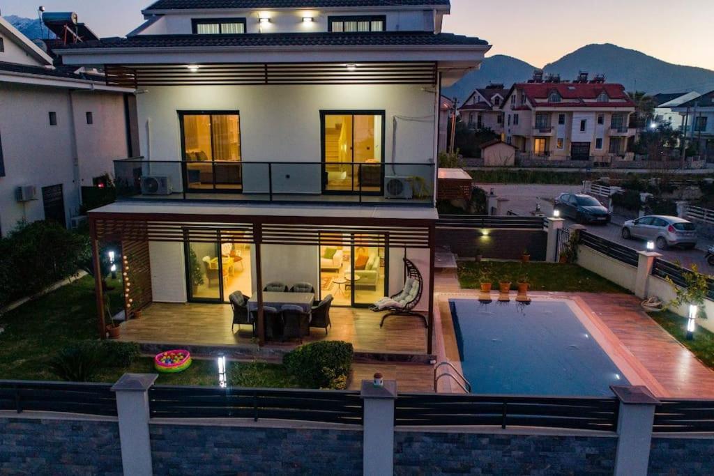Merkezde Muhtesem Havuzlu Villa *