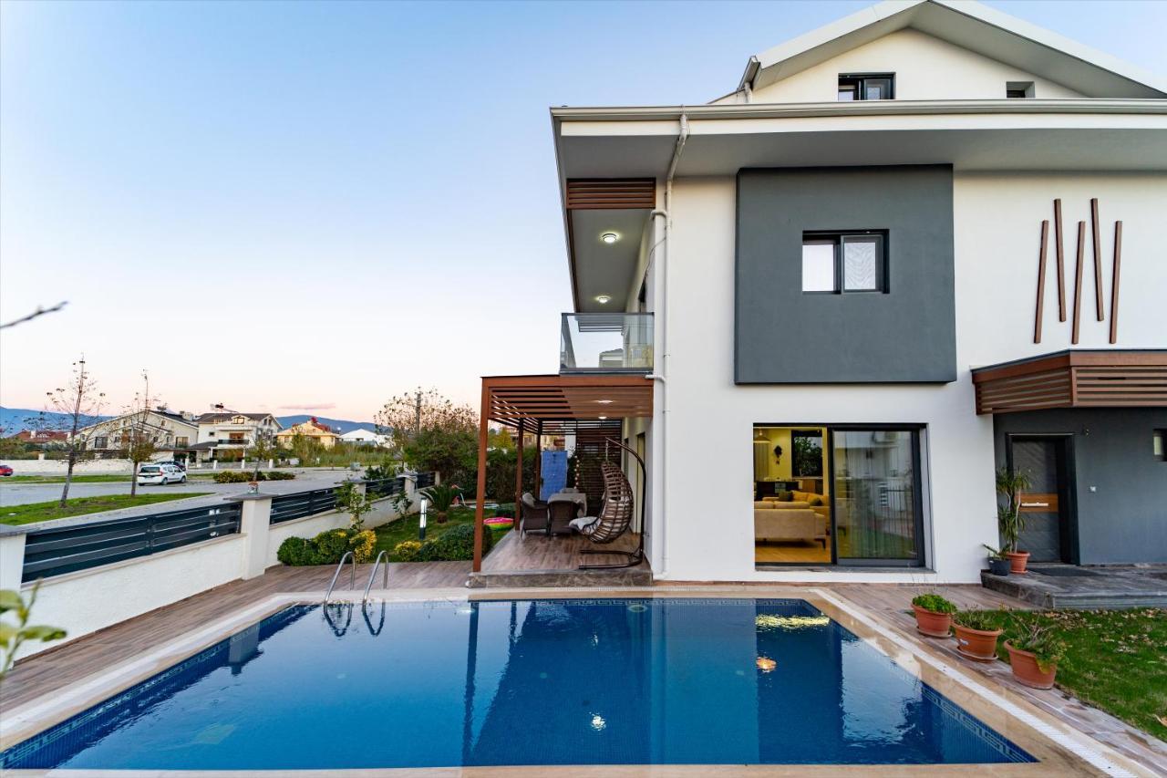Merkezde Muhtesem Havuzlu Villa Fethiye