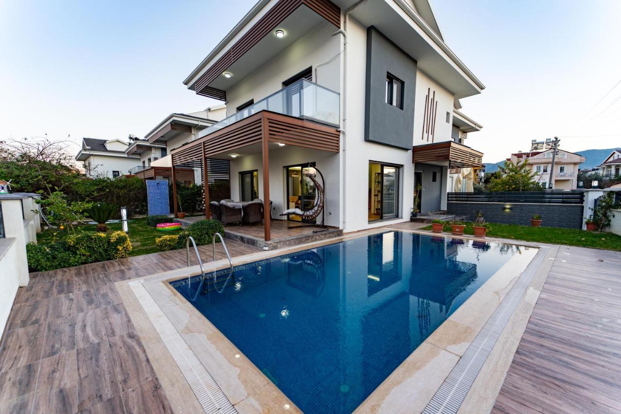 Villa Merkezde Muhtesem Havuzlu *
