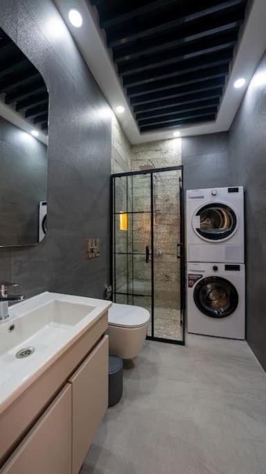 Sehir Merkezinde Lueks - Ocekhomes Adin