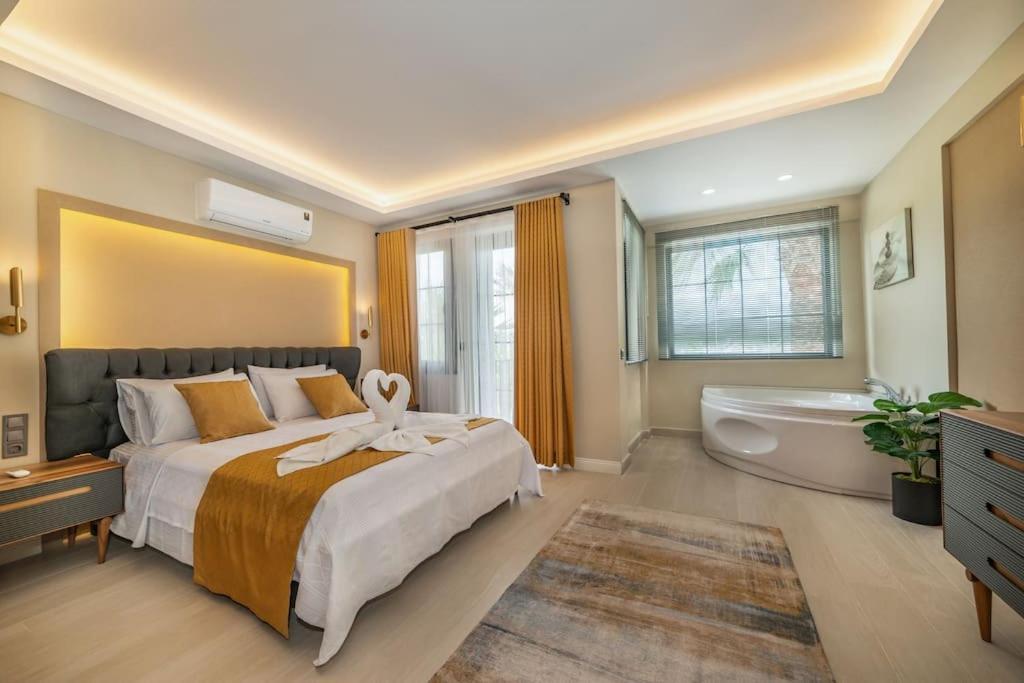 Palmiye Jakuzili Bahceli Havuzlu - Ocekhomes