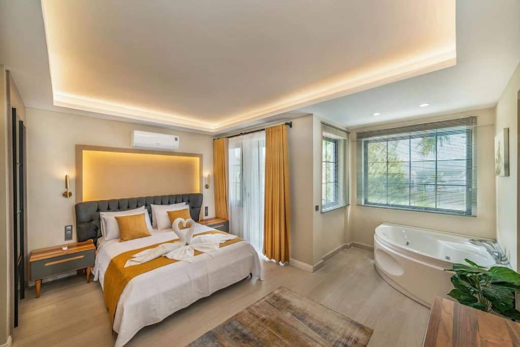 Palmiye Jakuzili Bahceli Havuzlu - Ocekhomes Villa *
