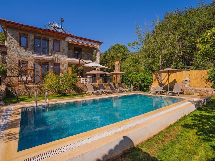 Kayakoey'de Oezel Havuzlu Muhafazakar Kaya Villa