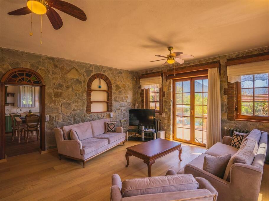 Kayakoey'de Oezel Havuzlu Muhafazakar Kaya Villa Fethiye