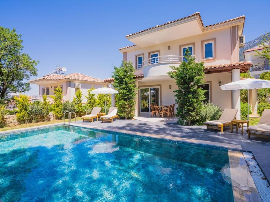Oeluedenizde Genis Bahce Oezel Havuzlu Royal 11 Villa