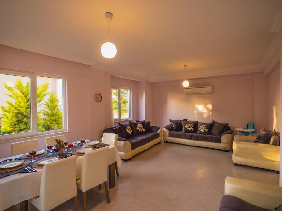 Villa Oeluedenizde Genis Bahce Oezel Havuzlu Royal 11 *