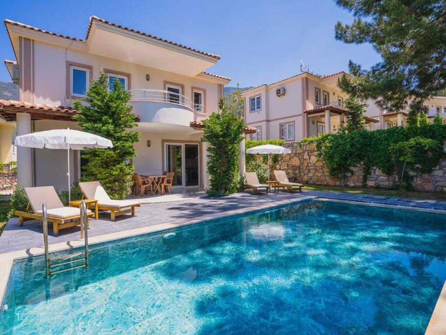 Oeluedenizde Genis Bahce Oezel Havuzlu Royal 11 Villa Fethiye
