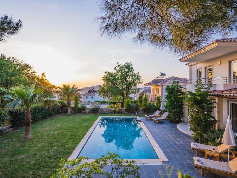 Villa Oeluedenizde Genis Bahce Oezel Havuzlu Royal 11 *