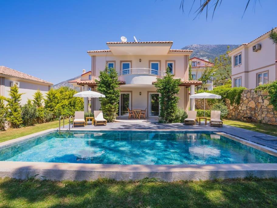 Oeluedenizde Genis Bahce Oezel Havuzlu Royal 11 Villa Fethiye