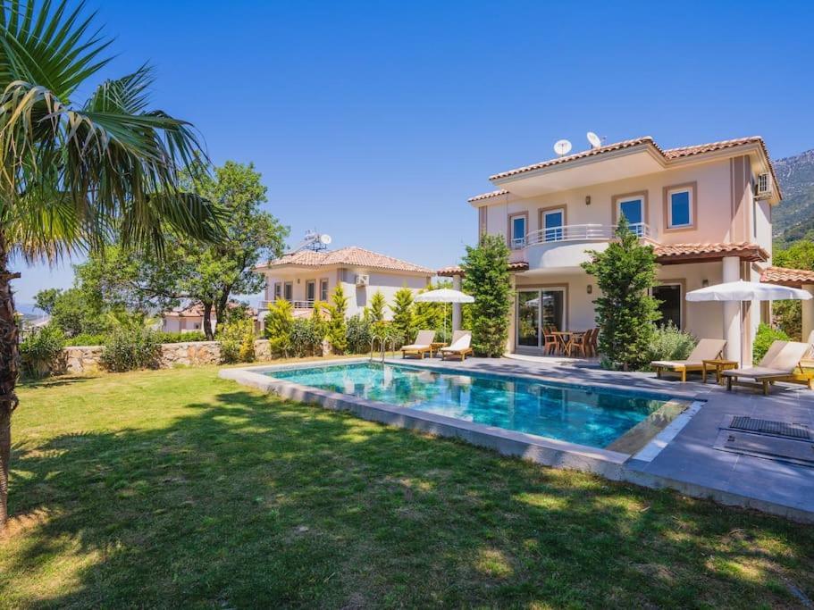 Oeluedenizde Genis Bahce Oezel Havuzlu Royal 11 Villa
