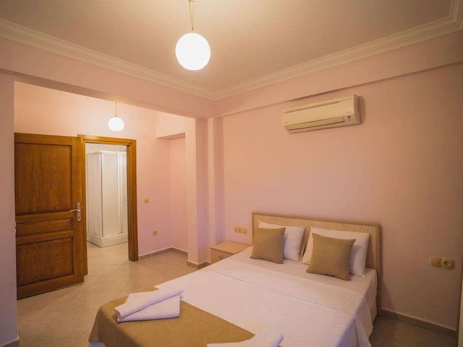Villa Oeluedenizde Genis Bahce Oezel Havuzlu Royal 11