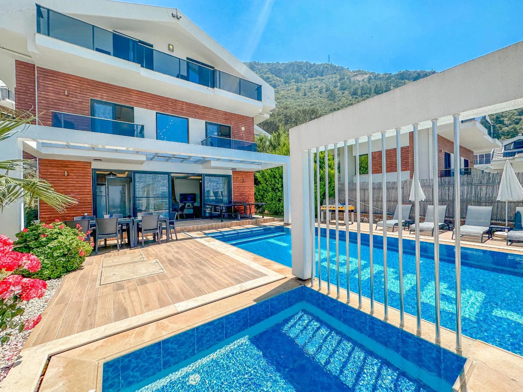 Villa Alya, Spacious 4 Bed With Private Pool *