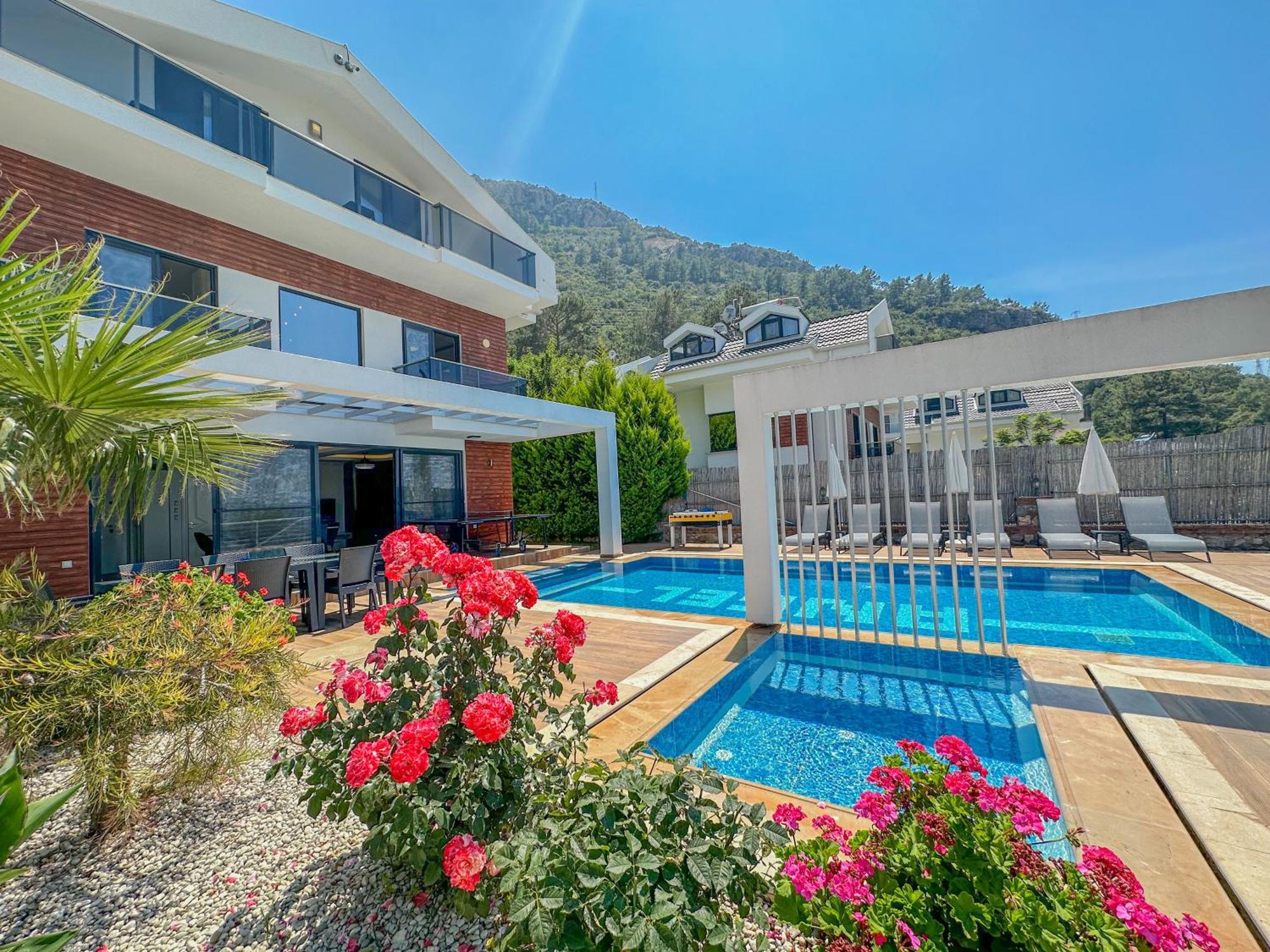 Villa Alya, Spacious 4 Bed With Private Pool *