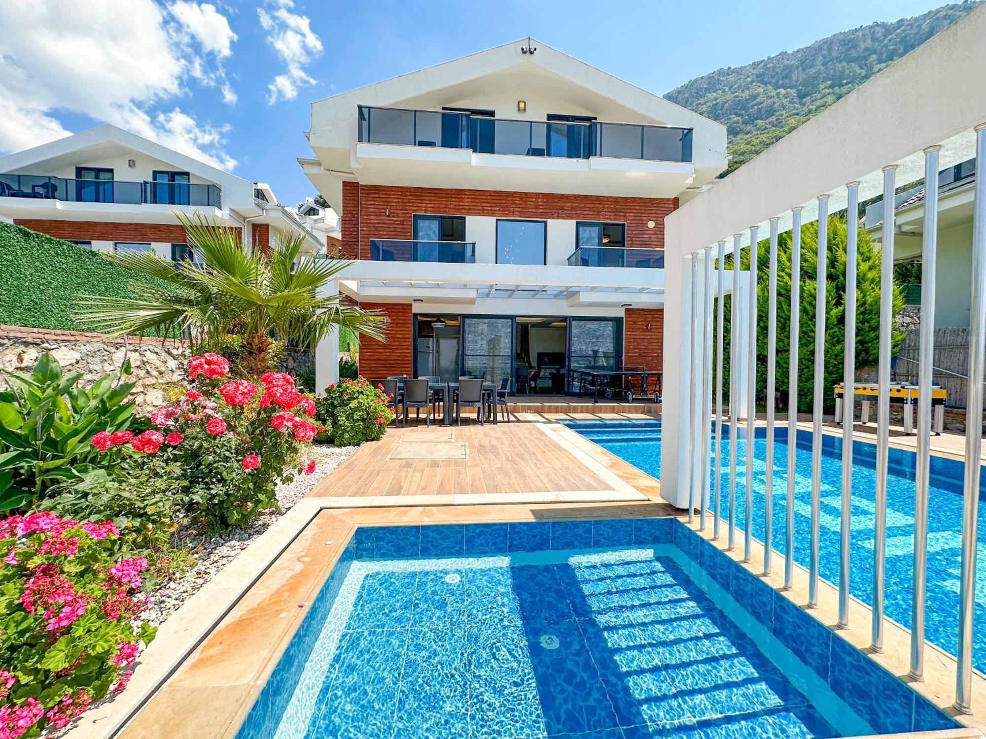 Alya, Spacious 4 Bed With Private Pool Villa