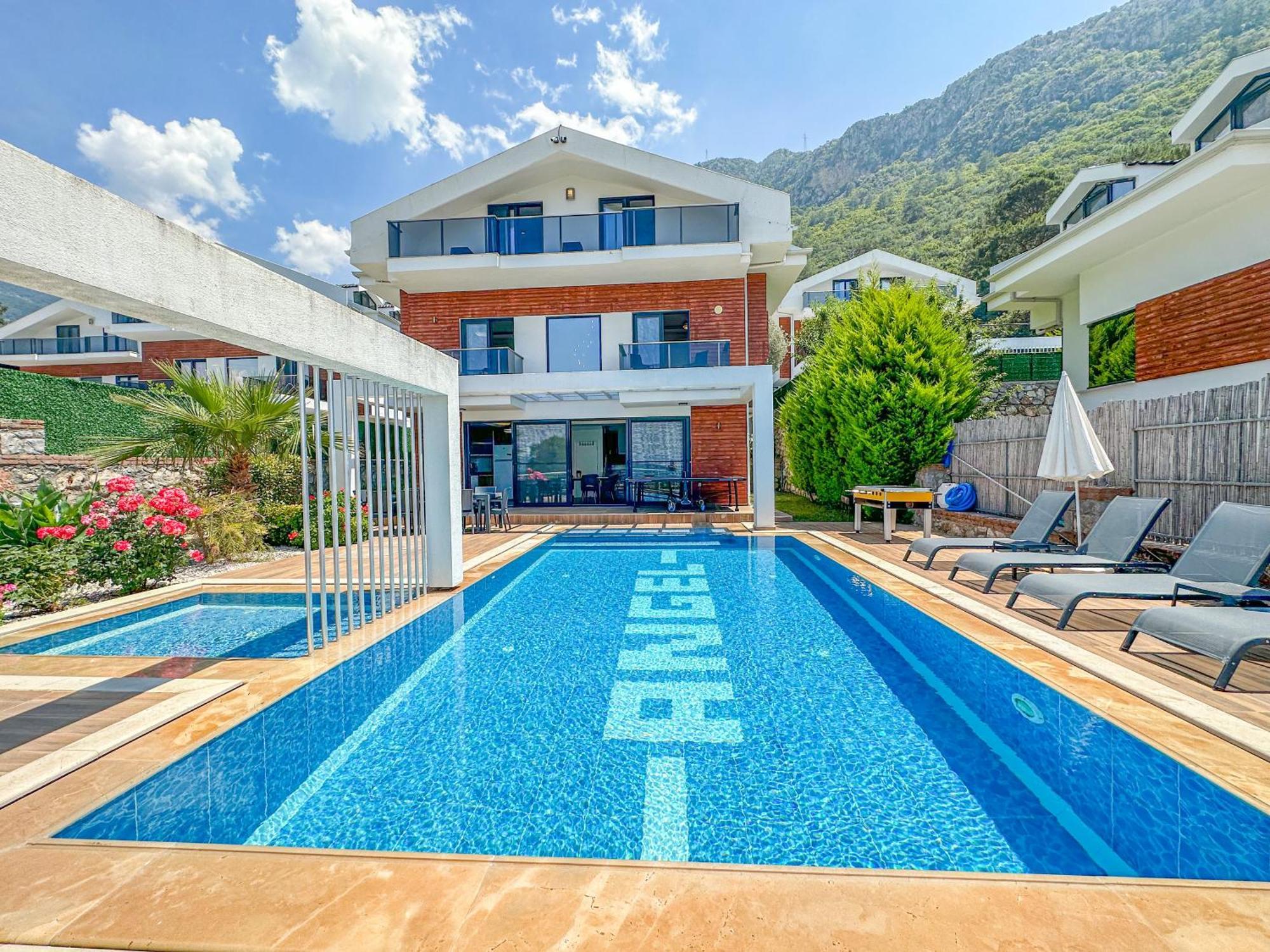 Villa Alya, Spacious 4 Bed With Private Pool *