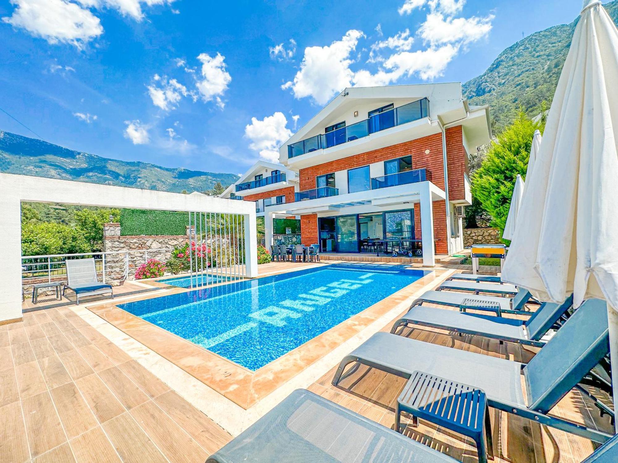 Alya, Spacious 4 Bed With Private Pool