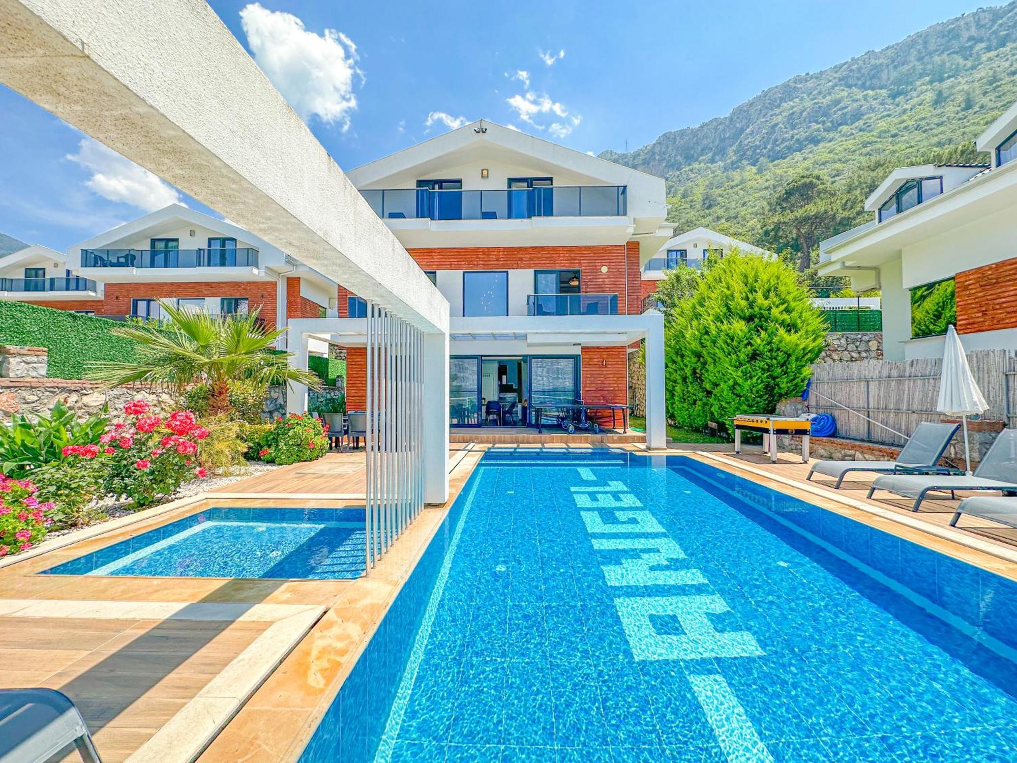 Villa Alya, Spacious 4 Bed With Private Pool