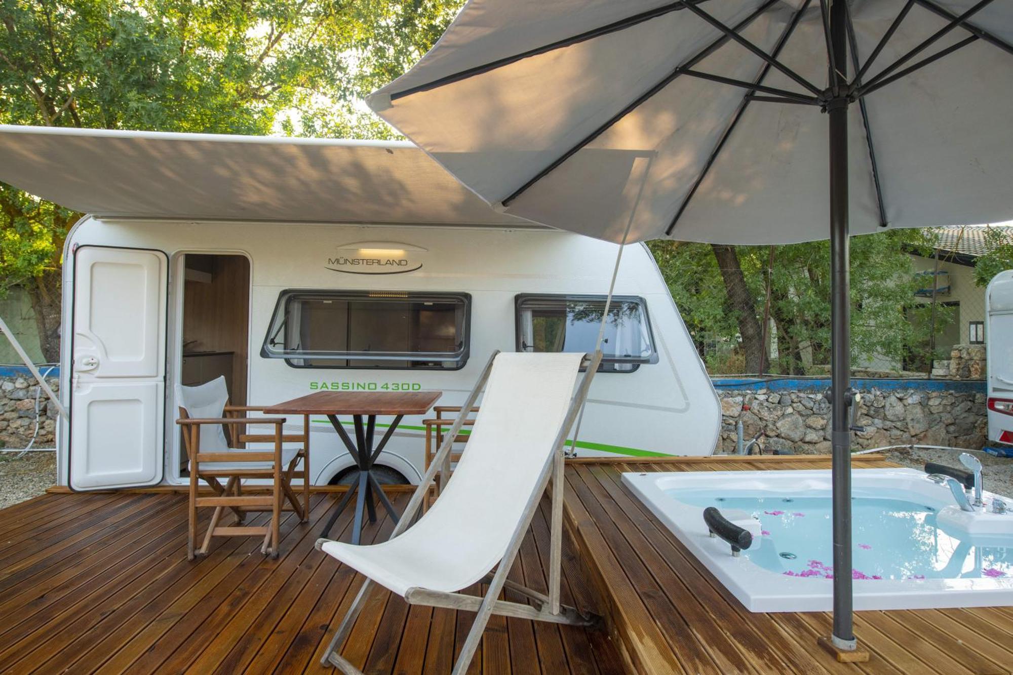 Nomade Caravan Camping *