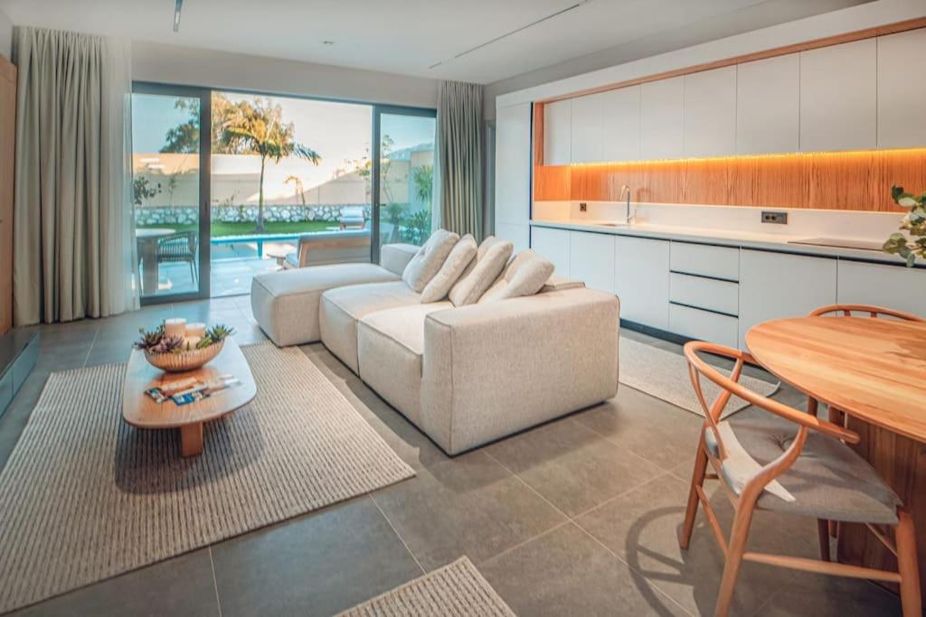 Viohouses 4- Luxury Private Korunakli Oezel Havuzlu Villa *