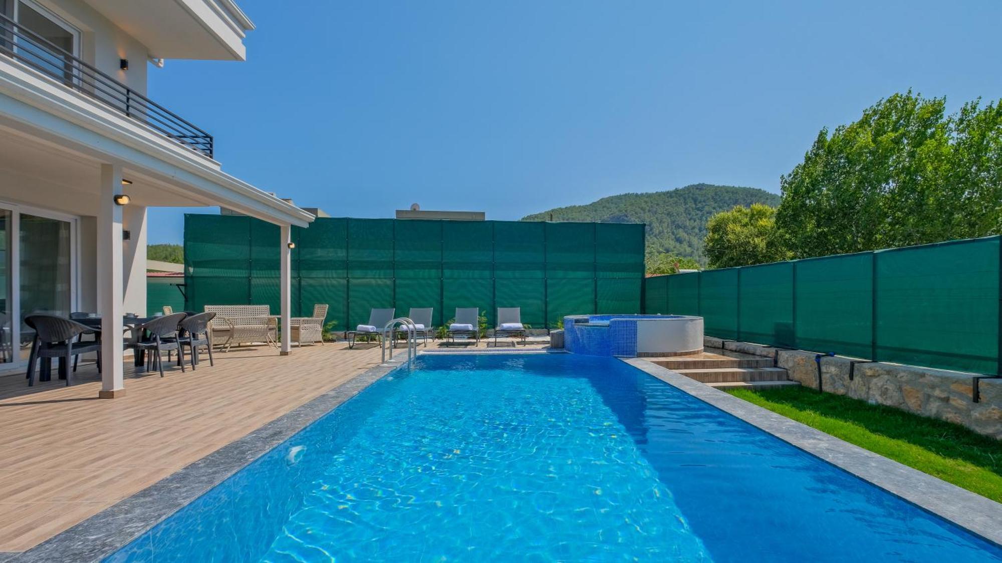 Esmeralda, Jakuzili Cocuk Havuzlu Lueks Villa *